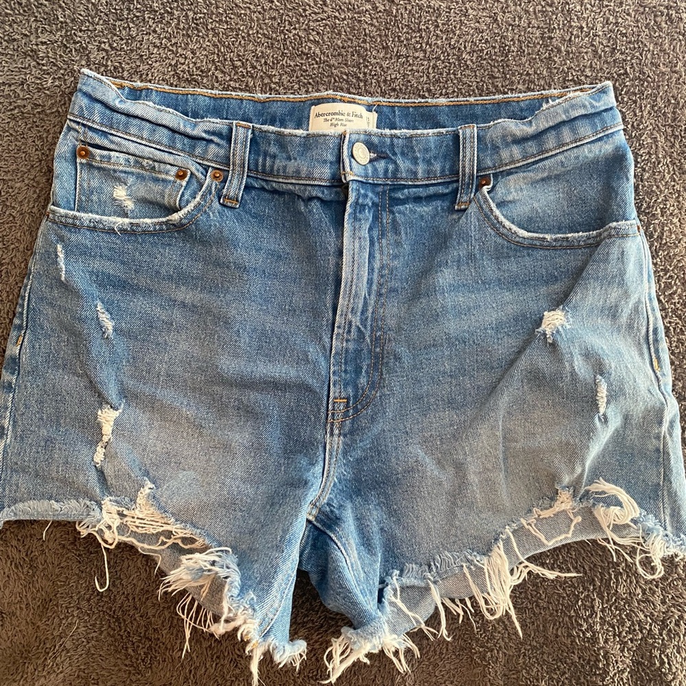 Abercrombie 4” mom short high rise jean shorts size 31